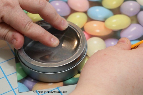 5 Minute Craft: Easter Eggs Magnet. Like easy crafts? This one is a real winner! In only 5 minutes you can create this fun Easter Egg magnet. This sweet little Easter holiday craft is so simple to make, nearly anyone can do it!