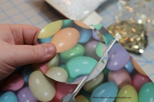 5 Minute Craft: Easter Eggs Magnet. Like easy crafts? This one is a real winner! In only 5 minutes you can create this fun Easter Egg magnet. This sweet little Easter holiday craft is so simple to make, nearly anyone can do it!