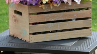 Farmhouse Décor: Age and Stencil a Crate