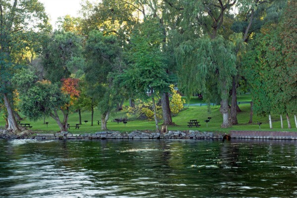 Best Picnic Spots in New York State. With plenty of options to have a picnic, you are not lacking for amazing spots around New York State to have a fun experience. You can combine history, water sports or exploration with your picnic. However, you want to enjoy your outing, make sure you bring enough food and drink for everyone. And do not forget the sunscreen. Have fun and bon appétit.