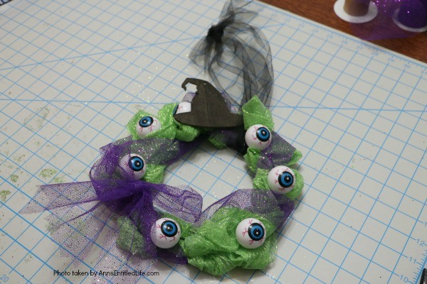Mini Halloween Eyeball Wreath. This spooky little Halloween eyeball wreath is simple to make by following these step by step tutorial instructions. A fast Halloween decor craft, you can use these mini wreaths to decorate cabinets, desks, or as great Halloween party decor accessory.