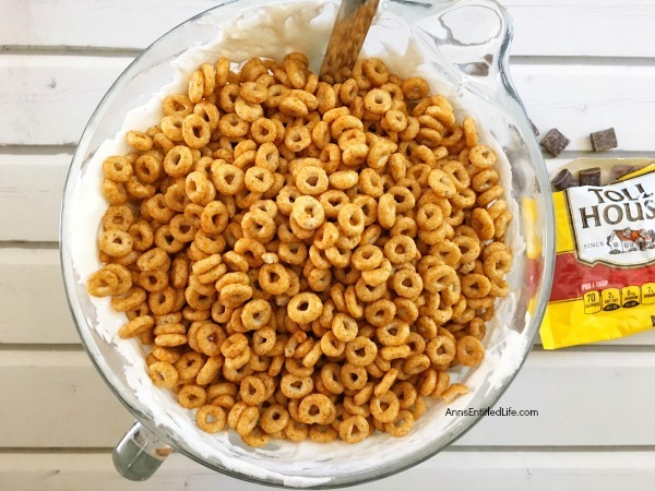 Pumpkin Spice Cheerios Treats Recipe. These delicious treats are great for kids and adults alike. Easy to make, this 4-ingredient pumpkin spice Cheerios recipe is perfect for lunch boxes, dinner time dessert, or a snack-time sweet. Grab a glass of milk or a cup of coffee and have one of these Pumpkin Spice Cheerios Treats tonight.