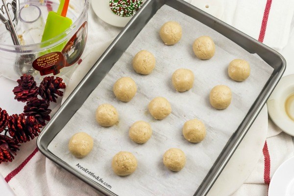 Sugar Cookie Truffles Recipe. These Sugar Cookie Truffles are easy to make, all you need is four ingredients to toss these melt-in-your-morsels together. Served as a snack, dessert, or food gift for any time of the year, the delicious little bites are also great for last minute party platters and confection trays!