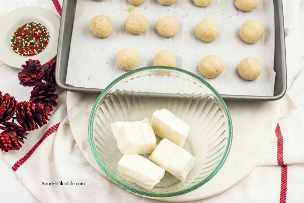 Sugar Cookie Truffles Recipe. These Sugar Cookie Truffles are easy to make, all you need is four ingredients to toss these melt-in-your-morsels together. Served as a snack, dessert, or food gift for any time of the year, the delicious little bites are also great for last minute party platters and confection trays!