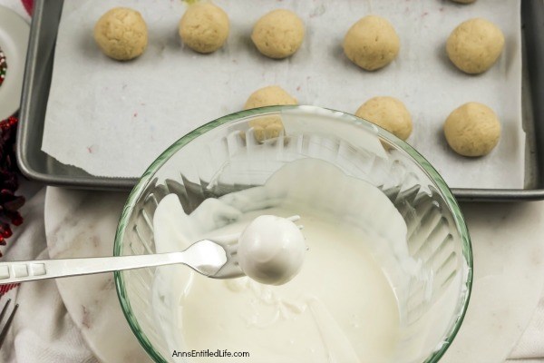 Sugar Cookie Truffles Recipe. These Sugar Cookie Truffles are easy to make, all you need is four ingredients to toss these melt-in-your-morsels together. Served as a snack, dessert, or food gift for any time of the year, the delicious little bites are also great for last minute party platters and confection trays!