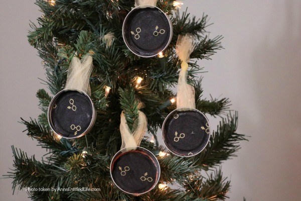 Harry Potter Mason Jar Lid Ornaments. Are you, or your children, Harry Potter fans? These easy to make Harry Potter Mason Jar Lid Ornaments come together in about 10 minutes! These are perfect for your holiday tree, to give as a gift, or for a Harry Potter or Hogwarts themed party.