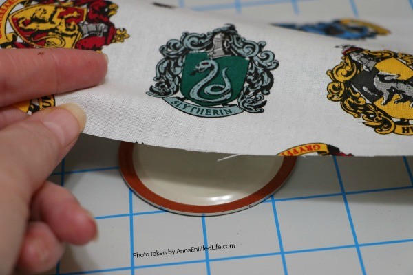 Hogwarts Mason Jar Lid Ornaments. Are you, or your children, Harry Potter fans? These easy to make Hogwarts Mason Jar Lid Ornaments come together in about 10 minutes! These are perfect for your holiday tree, to give as a gift, or for a Harry Potter or Hogwarts themed party.