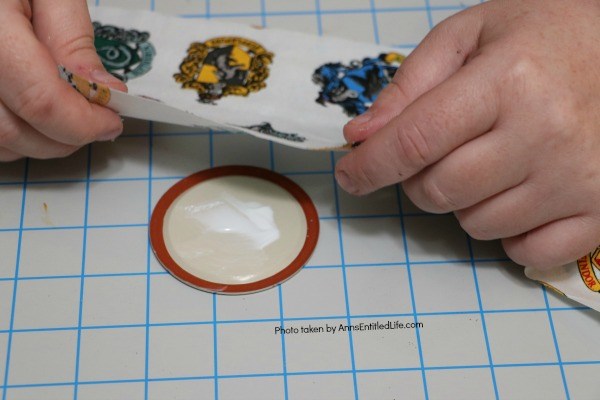 Hogwarts Mason Jar Lid Ornaments. Are you, or your children, Harry Potter fans? These easy to make Hogwarts Mason Jar Lid Ornaments come together in about 10 minutes! These are perfect for your holiday tree, to give as a gift, or for a Harry Potter or Hogwarts themed party.