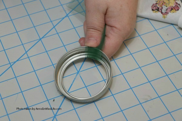 Hogwarts Mason Jar Lid Ornaments. Are you, or your children, Harry Potter fans? These easy to make Hogwarts Mason Jar Lid Ornaments come together in about 10 minutes! These are perfect for your holiday tree, to give as a gift, or for a Harry Potter or Hogwarts themed party.