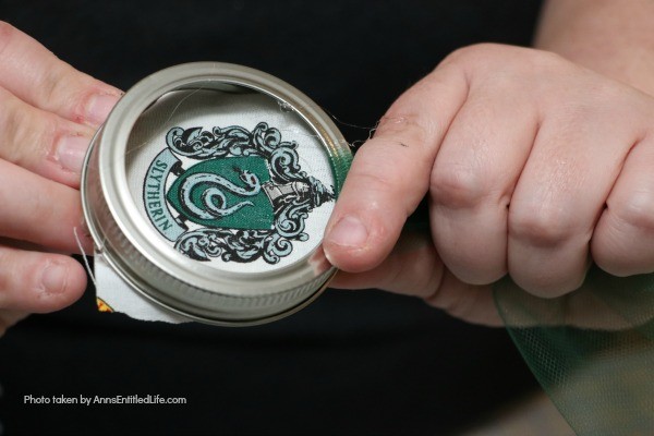 Hogwarts Mason Jar Lid Ornaments. Are you, or your children, Harry Potter fans? These easy to make Hogwarts Mason Jar Lid Ornaments come together in about 10 minutes! These are perfect for your holiday tree, to give as a gift, or for a Harry Potter or Hogwarts themed party.