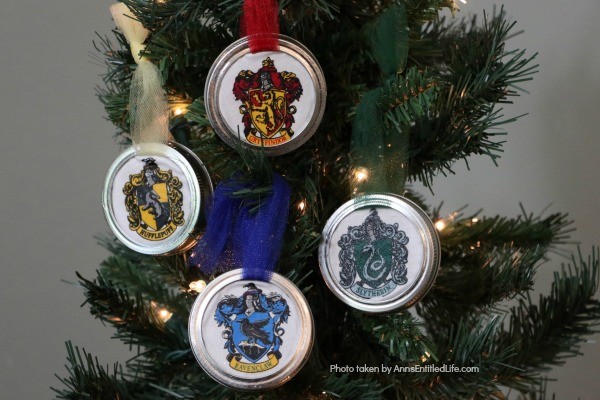 Hogwarts Mason Jar Lid Ornaments. Are you, or your children, Harry Potter fans? These easy to make Hogwarts Mason Jar Lid Ornaments come together in about 10 minutes! These are perfect for your holiday tree, to give as a gift, or for a Harry Potter or Hogwarts themed party.