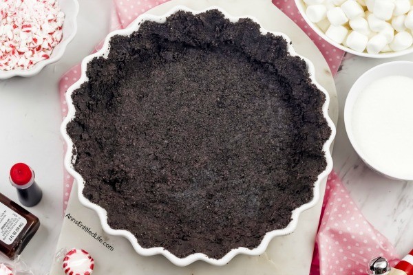 Peppermint Icebox Pie Recipe with Oreo Crust. The holidays are the perfect time to make this fantastic peppermint icebox pie recipe with an Oreo crust. The minty taste of peppermint makes the season come alive! This cool and delicious peppermint pie is perfect for your holiday dessert table.
