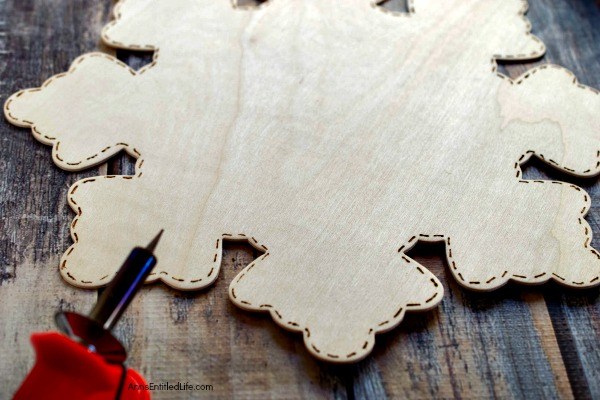 Wood Burned Snowflake Craft. Looking for some great winter decor? These easy to make wood burned snowflakes will look great hanging in your window, from a lamp or chandelier, or decorating your cupboards.