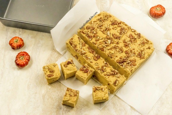 Pumpkin Pie Fudge Recipe. This is a sweet, creamy, delicious fudge that tastes just like pumpkin pie! This easy to make pumpkin pie fudge recipe contains pecans, marshmallow, and pumpkin puree; everything that makes your homemade pumpkin pie taste great can be found in this terrific fudge recipe.