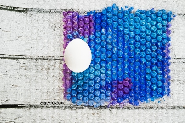 Bubble Wrap Egg Decorating. Use these step-by-step tutorial instructions to learn how to decorate eggs using bubble wrap! This is an easy egg decorating idea that the whole family can master in minutes.