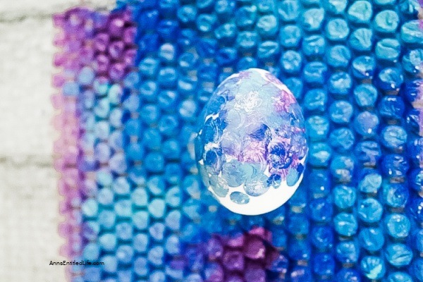 Bubble Wrap Egg Decorating. Use these step-by-step tutorial instructions to learn how to decorate eggs using bubble wrap! This is an easy egg decorating idea that the whole family can master in minutes.