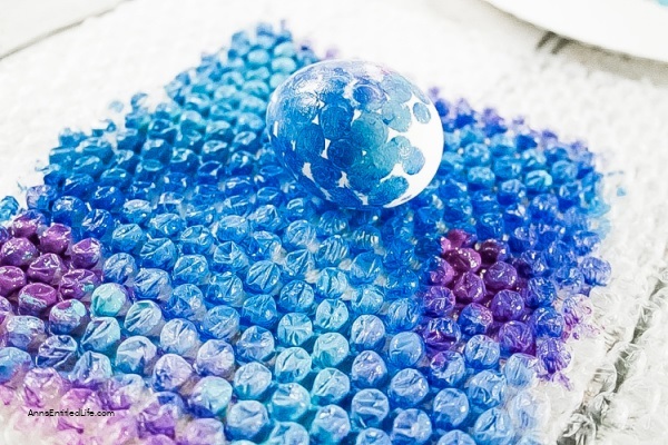 Bubble Wrap Egg Decorating. Use these step-by-step tutorial instructions to learn how to decorate eggs using bubble wrap! This is an easy egg decorating idea that the whole family can master in minutes.