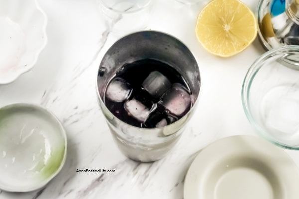 Blackberry Tom Collins Cocktail. Take a classic Tom Collins recipe and add fresh berries and fresh mint to make this terrific blackberry variation. With great color and beautiful presentation, this surprisingly simple-to-make Blackberry Tom Collins is sure to be a hit at your next party or get-together.