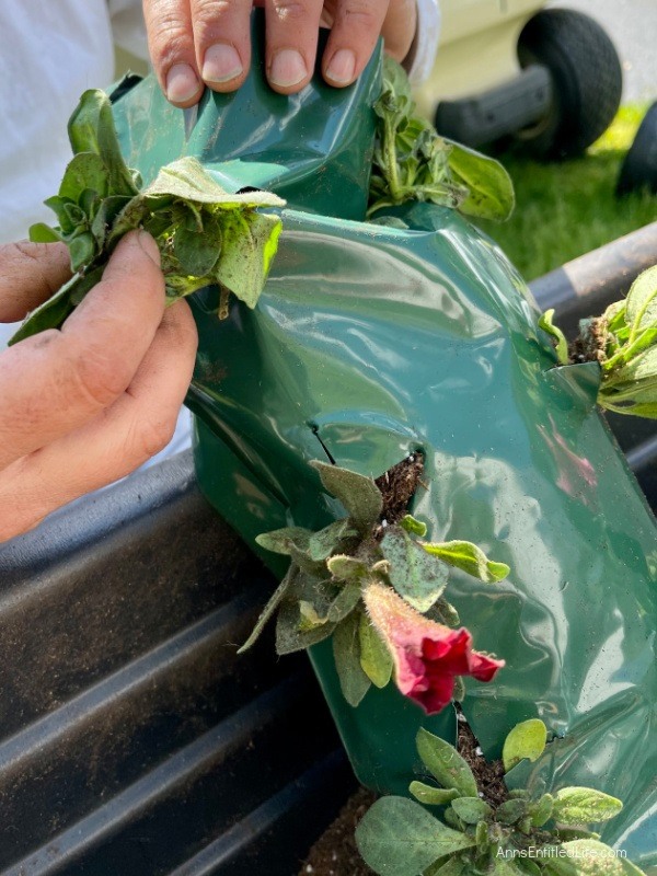 How to Make Hanging Flower Bags. Want to dress up your outdoor living area for less? Make your own hanging flower pouches using the instructions in this complete guide. Using your favorite flowers that drape, these easy-to-make flower bags are perfect for deck railings, deck posts, lamp posts, hanging basket hooks, or even to decorate your mailbox! This terrific vertical flower bag allows you to bring a garden anywhere.