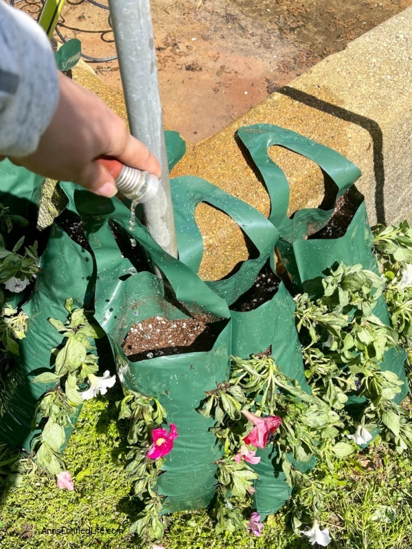 How to Make Hanging Flower Bags. Want to dress up your outdoor living area for less? Make your own hanging flower pouches using the instructions in this complete guide. Using your favorite flowers that drape, these easy-to-make flower bags are perfect for deck railings, deck posts, lamp posts, hanging basket hooks, or even to decorate your mailbox! This terrific vertical flower bag allows you to bring a garden anywhere.