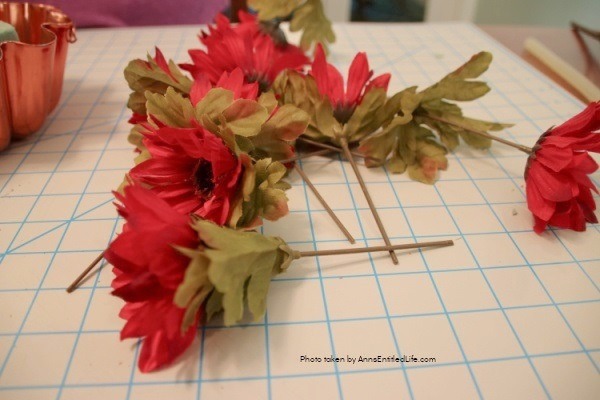 Vintage Copper Jello Mold Centerpiece. Using an old copper jello or baking mold as the base, make this beautiful centerpiece, perfect for your kitchen table or side table. Follow the step-by-step instructions to make this terrific centerpiece in about 15 minutes. You can fully customize this floral arrangement to match any decor or season.