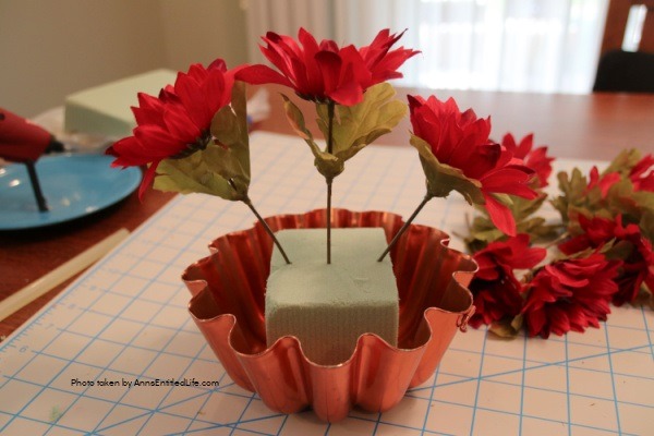 Vintage Copper Jello Mold Centerpiece. Using an old copper jello or baking mold as the base, make this beautiful centerpiece, perfect for your kitchen table or side table. Follow the step-by-step instructions to make this terrific centerpiece in about 15 minutes. You can fully customize this floral arrangement to match any decor or season.