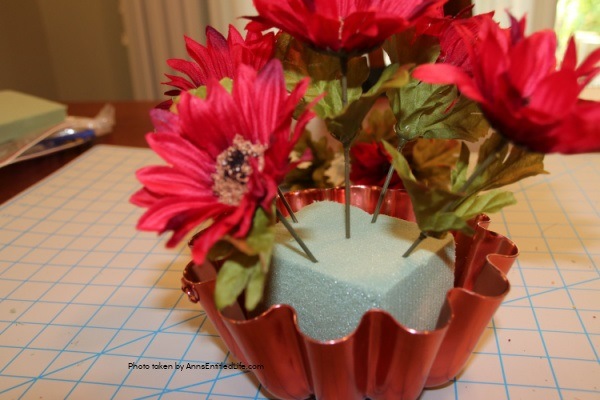 Vintage Copper Jello Mold Centerpiece. Using an old copper jello or baking mold as the base, make this beautiful centerpiece, perfect for your kitchen table or side table. Follow the step-by-step instructions to make this terrific centerpiece in about 15 minutes. You can fully customize this floral arrangement to match any decor or season.