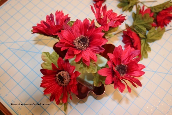 Vintage Copper Jello Mold Centerpiece. Using an old copper jello or baking mold as the base, make this beautiful centerpiece, perfect for your kitchen table or side table. Follow the step-by-step instructions to make this terrific centerpiece in about 15 minutes. You can fully customize this floral arrangement to match any decor or season.