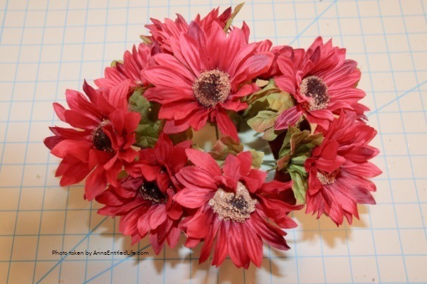 Vintage Copper Jello Mold Centerpiece. Using an old copper jello or baking mold as the base, make this beautiful centerpiece, perfect for your kitchen table or side table. Follow the step-by-step instructions to make this terrific centerpiece in about 15 minutes. You can fully customize this floral arrangement to match any decor or season.