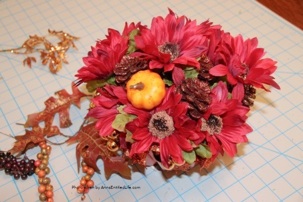 Vintage Copper Jello Mold Centerpiece. Using an old copper jello or baking mold as the base, make this beautiful centerpiece, perfect for your kitchen table or side table. Follow the step-by-step instructions to make this terrific centerpiece in about 15 minutes. You can fully customize this floral arrangement to match any decor or season.