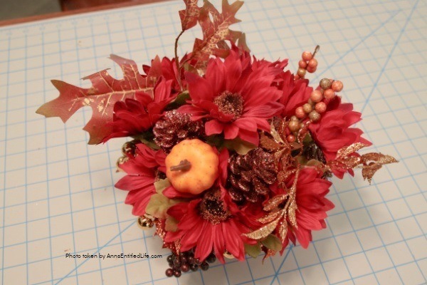 Vintage Copper Jello Mold Centerpiece. Using an old copper jello or baking mold as the base, make this beautiful centerpiece, perfect for your kitchen table or side table. Follow the step-by-step instructions to make this terrific centerpiece in about 15 minutes. You can fully customize this floral arrangement to match any decor or season.