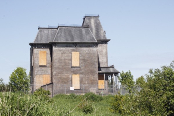 Top 10 Spooky Places to Visit in New York State. New York State boasts a number of sites with haunted places and scary locations. From Indian gravesite ghosts to early colonial spirits, some stories are of mere hauntings, while other specter sightings are much more elaborate. Here are just a few spooky places in New York State that you might consider visiting.