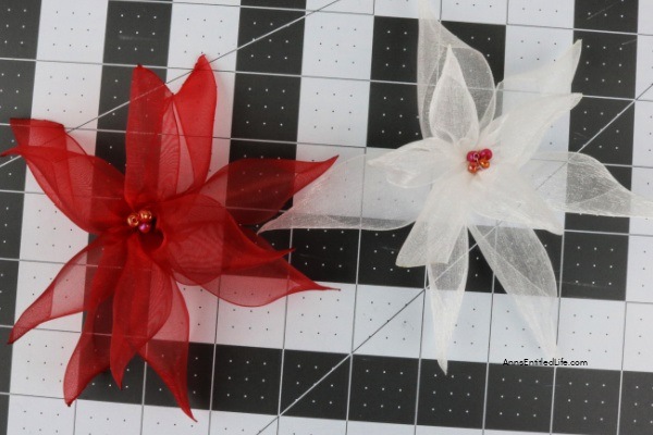  Wie man Poinsettia Ribbon Blumen macht. Befolgen Sie diese Schritt-für-Schritt-Anleitung, wie Sie diese einfachen Weihnachtsstern-Bandblumen mit Clips herstellen, die Sie zu Hause oder im Büro ausstellen können. Dies ist ein einfaches Handwerk, sobald Sie den Dreh raus haben. Dieses lustige Handwerk wird Ihnen neue Akzente für Weihnachtsdekorationen in dieser Weihnachtszeit geben.