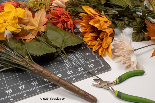 Rustic Fall Centerpiece. This beautiful fall table centerpiece is a must-make for those who like farmhouse decor! If you are looking for a seasonal centerpiece, make this easy rustic fall centerpiece by following these step-by-step instructions.