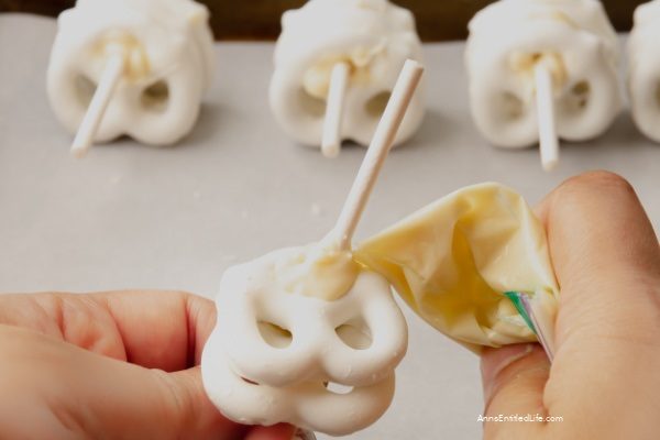 Homemade Halloween Skeleton Cupcake Toppers. Homemade Halloween skeleton toppers are an easy-to-make treat the whole family will enjoy. These kid-friendly Halloween cupcakes are delightful and just a little bit spooky. They are perfect for your Halloween table, lunch boxes, or a Halloween party.