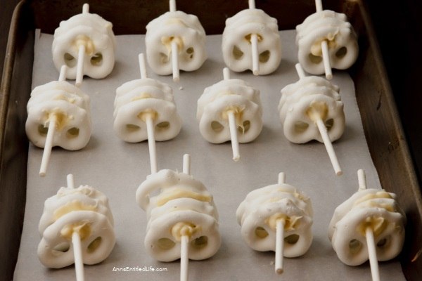 Homemade Halloween Skeleton Cupcake Toppers. Homemade Halloween skeleton toppers are an easy-to-make treat the whole family will enjoy. These kid-friendly Halloween cupcakes are delightful and just a little bit spooky. They are perfect for your Halloween table, lunch boxes, or a Halloween party.