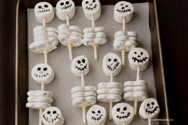 Homemade Halloween Skeleton Cupcake Toppers. Homemade Halloween skeleton toppers are an easy-to-make treat the whole family will enjoy. These kid-friendly Halloween cupcakes are delightful and just a little bit spooky. They are perfect for your Halloween table, lunch boxes, or a Halloween party.