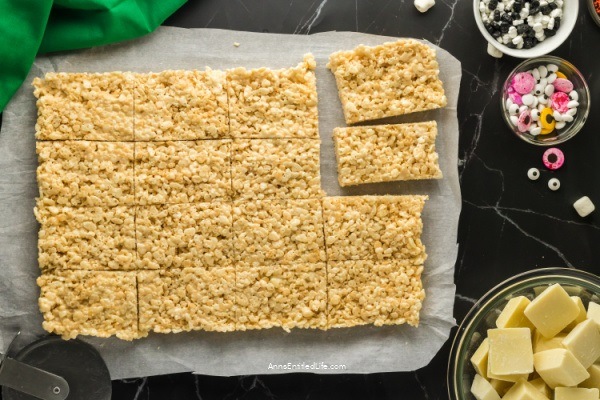 Easy Halloween Rice Crispy Treats Recipe. These easy Halloween crispy rice treats are the perfect solution for a Halloween party or lunchbox. These delicious Halloween treats are highly customizable and a fun decorating project for your whole family!