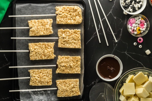 Easy Halloween Rice Crispy Treats Recipe. These easy Halloween crispy rice treats are the perfect solution for a Halloween party or lunchbox. These delicious Halloween treats are highly customizable and a fun decorating project for your whole family!