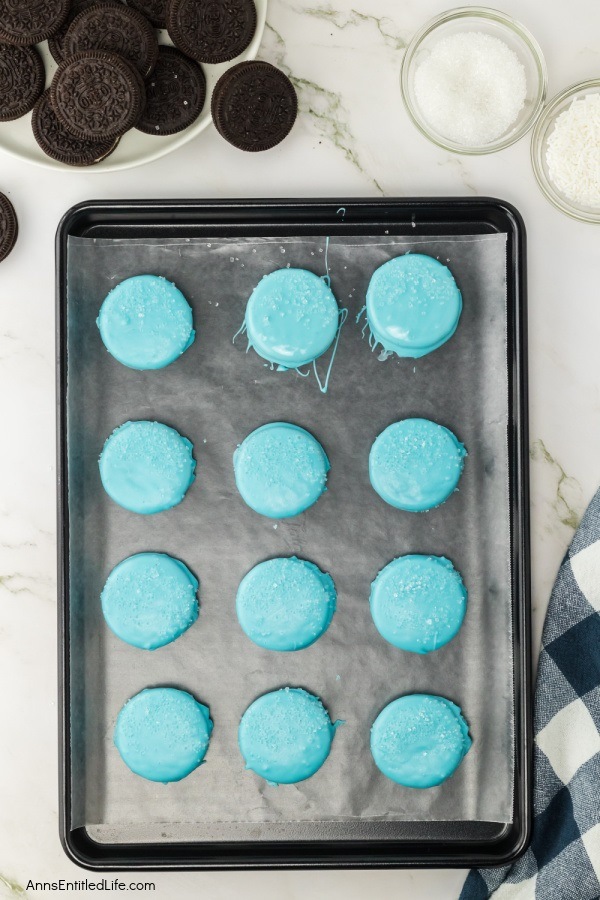 Easy Snow Globe Cookies Recipe. These easy-to-make snow globe cookies are simply adorable. No muss, no fuss, these no-bake cookies are the perfect addition to your holiday Christmas tray.