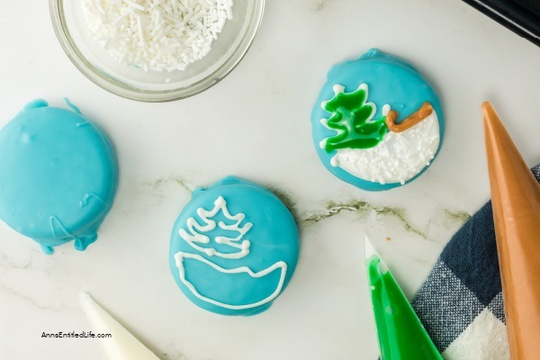 Easy Snow Globe Cookies Recipe. These easy-to-make snow globe cookies are simply adorable. No muss, no fuss, these no-bake cookies are the perfect addition to your holiday Christmas tray.