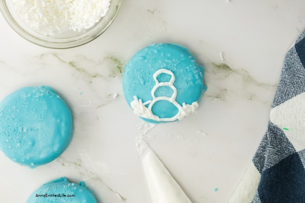 Easy Snow Globe Cookies Recipe. These easy-to-make snow globe cookies are simply adorable. No muss, no fuss, these no-bake cookies are the perfect addition to your holiday Christmas tray.