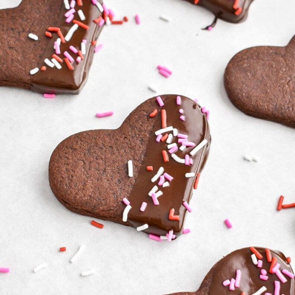 27 Easy Valentine's Day Desserts. Valentine’s Day is the perfect time to show someone how much you care about them. Whether you are baking a romantic dinner for your honey or looking for something sweet to give to your friends, these easy Valentine's Day desserts are sure to make the day more memorable.