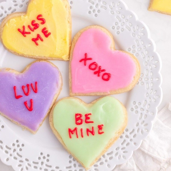 27 Easy Valentine's Day Desserts. Valentine’s Day is the perfect time to show someone how much you care about them. Whether you are baking a romantic dinner for your honey or looking for something sweet to give to your friends, these easy Valentine's Day desserts are sure to make the day more memorable.