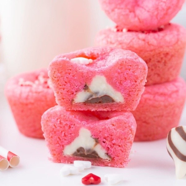 27 Easy Valentine's Day Desserts. Valentine’s Day is the perfect time to show someone how much you care about them. Whether you are baking a romantic dinner for your honey or looking for something sweet to give to your friends, these easy Valentine's Day desserts are sure to make the day more memorable.