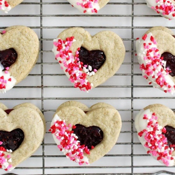 27 Easy Valentine's Day Desserts. Valentine’s Day is the perfect time to show someone how much you care about them. Whether you are baking a romantic dinner for your honey or looking for something sweet to give to your friends, these easy Valentine's Day desserts are sure to make the day more memorable.