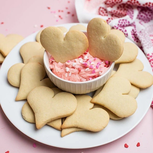 27 Easy Valentine's Day Desserts. Valentine’s Day is the perfect time to show someone how much you care about them. Whether you are baking a romantic dinner for your honey or looking for something sweet to give to your friends, these easy Valentine's Day desserts are sure to make the day more memorable.