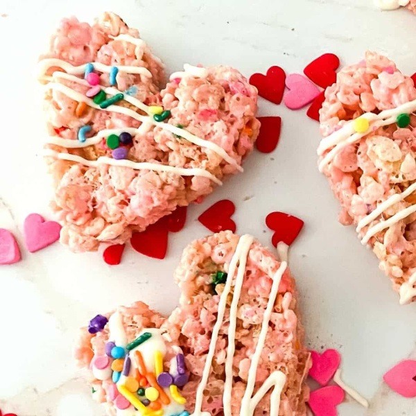 27 Easy Valentine's Day Desserts. Valentine’s Day is the perfect time to show someone how much you care about them. Whether you are baking a romantic dinner for your honey or looking for something sweet to give to your friends, these easy Valentine's Day desserts are sure to make the day more memorable.