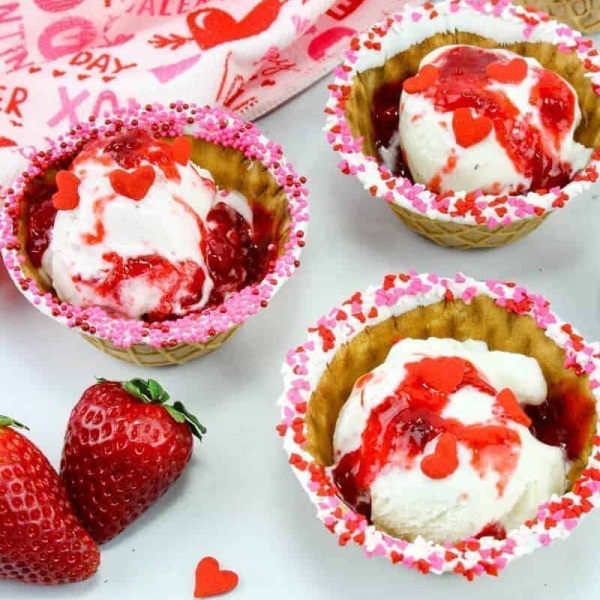 27 Easy Valentine's Day Desserts. Valentine’s Day is the perfect time to show someone how much you care about them. Whether you are baking a romantic dinner for your honey or looking for something sweet to give to your friends, these easy Valentine's Day desserts are sure to make the day more memorable.