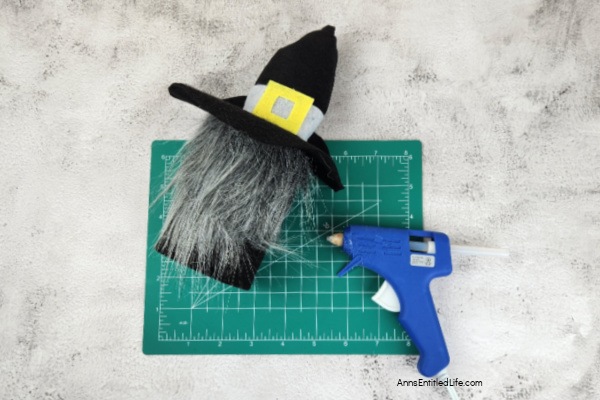 Pilgrim Gnome DIY | Thanksgiving Crafts Decorations. Create homemade Thanksgiving decorations with this Pilgrim Gnome DIY. Make memorable Thanksgiving decor with these step-by-step instructions.